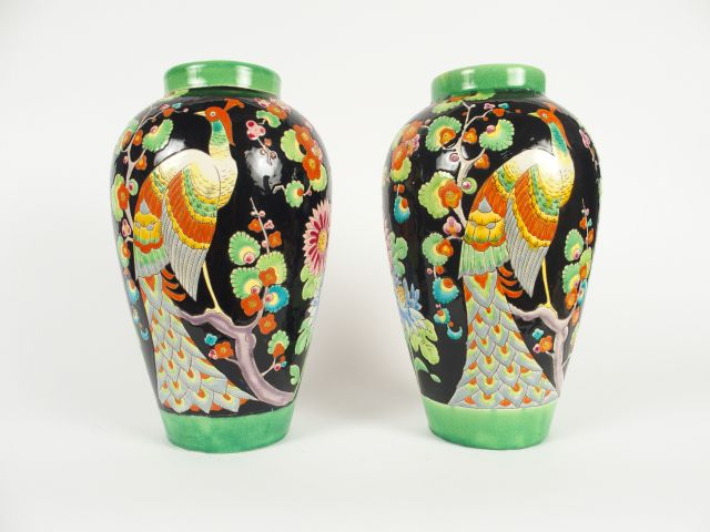 KERAMIS. Paire de vases ovoïdes à décor polychromes de style Extrême-O