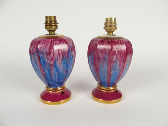 Paire de lampes 1930 en porcelaine de Limoges à décor flammé framboise