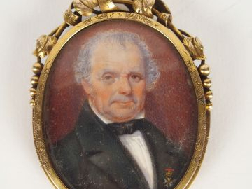 Miniature XIXe sur nacre 'Portrait d'homme'. Entourage en pomponne