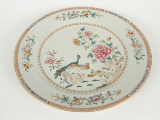 Vente aux enchères Plat en porcelaine de Chine XVIIIe famille Rose à décor d'oiseaux et d