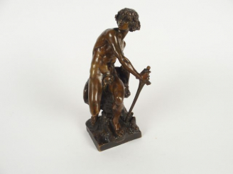 Vente aux enchères H. PLE 'David'. Sculpture en bronze patiné. Signée. H. 24 cm
