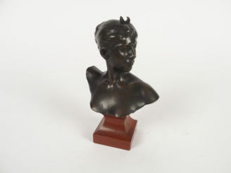 Vente aux enchères A.FALGUIERE 'Buste de Diane'. Bronze à patine verte. Socle en marbre r