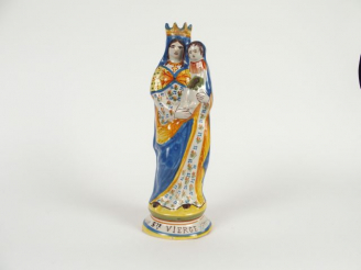 Vente aux enchères Vierge d'acccouchée XIXe en faïence polychrome de Quimper. Signée. H. 