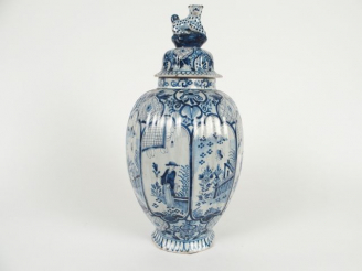 Vente aux enchères Potiche couvert XIXe en faience de Delft décor de style Extrême-Orient