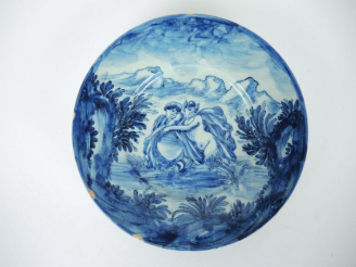 Vente aux enchères Assiette en faïence italienne XVIIIe décor en camaieu bleu de faunes. 