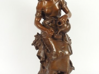 Vente aux enchères MATHURIN MOREAU 'Fillette à la cruche' . Sculpture en régule à patine 