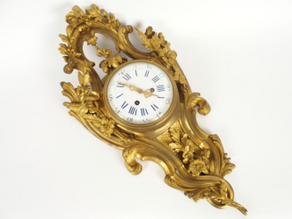 Vente aux enchères Cartel d'applique de style Louis XV en bronze à décor de fleurs et de 