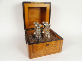 Vente aux enchères Cave à liqueur Charles X en loupe d'orme fileté de palissandre, quatre