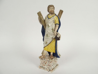 Vente aux enchères Sujet en faïence fine anglaise 'Saint André'. H. 38 cm (restauré)