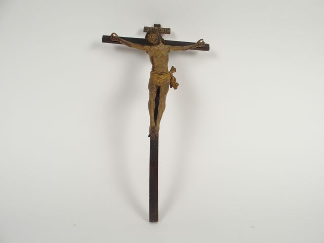 Crucifix fin XVIIe début XVIIIe en bois polychrome. H. 71 cm (petite r