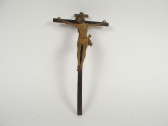 Vente aux enchères Crucifix fin XVIIe début XVIIIe en bois polychrome. H. 71 cm (petite r