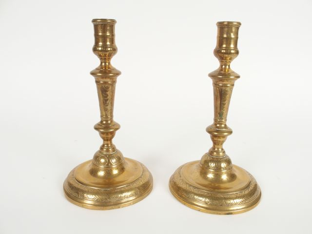 Paire de chandeliers Régence en bronze à décor d'entrelacs et de feuil
