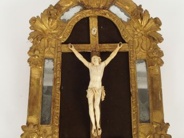 Crucifix XVIIIe en ivoire sculpté, joli cadre à glacillons d'époque en