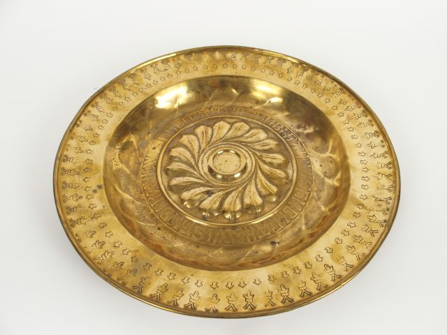 Plat de quète fin XVIIe en cuivre. Diamètre : 39 cm