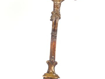 Crucifix XVIIIe en bois polychrome. 51,5 x 28,5 cm