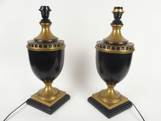 Paire de lampes modernes en tôle noire et laiton de forme balustre. H.