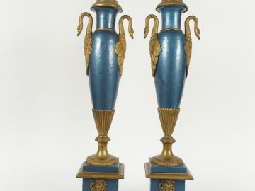 Paire de lampes en tôle bleue et patiné en forme de vases à anses à dé
