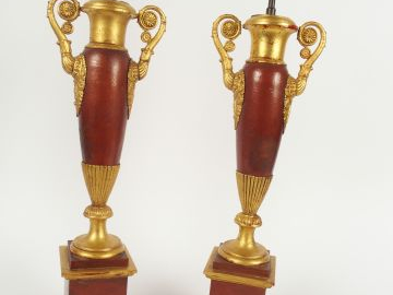 Paire de lampes en tôle rouge et or de style Empire, anses en forme de