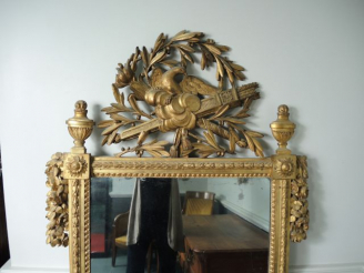 Vente aux enchères Glace Louis XVI en bois sculpté et doré, à décor de fleurs, de feuille