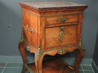 Vente aux enchères Chevet Napoléon III de style Louis XVI en marqueterie, ornementation d