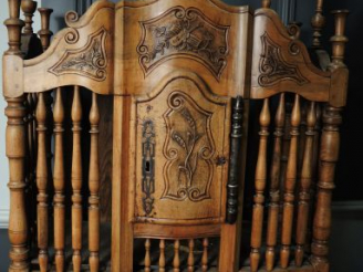 Vente aux enchères Panetière provençale de style Louis XVI en noyer