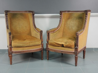 Vente aux enchères Paire de bergères de style Louis XVI, en bois naturel mouluré et sculp