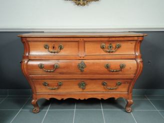 Vente aux enchères Commode bordelaise Louis XV en merisier mouluré, ouvrant à quatre tiro