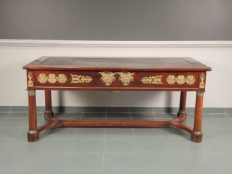 Vente aux enchères Bureau plat de style Empire, en acajou et placage d’acajou, riche orne