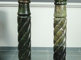 Paire de sellettes en forme de colonne torse en marbre vert
