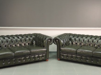 Vente aux enchères Paire de canapés Chesterfield en cuir vert