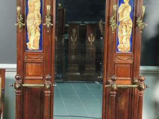 Vente aux enchères 	Portemanteau de style Henri II en bois naturel à décor de plaques de 