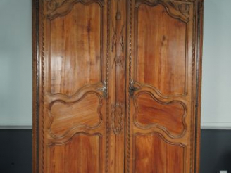 Vente aux enchères Armoire fin XVIIIe début XIXe en … sculpté ouvrant à deux portes à tro