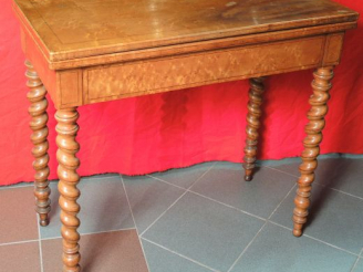 Vente aux enchères Table à jeux XIXe, pietment en bois tourné