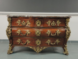 Vente aux enchères CRIAERD. Commode Régence en marqueterie, galbée sur trois faces, ouvra