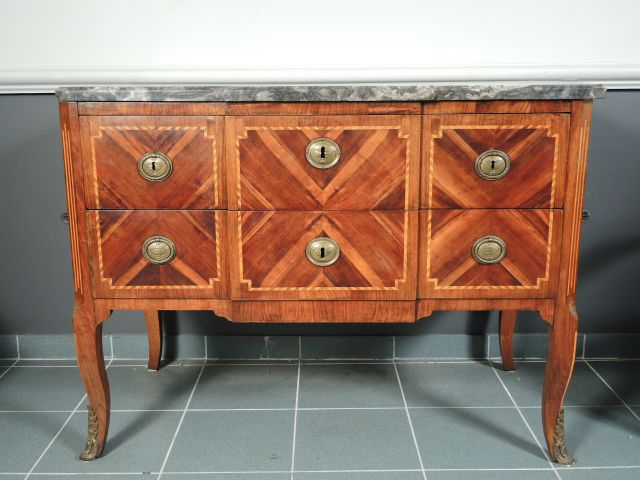 Commode en marqueterie Transition Louis XV-Louis XVI , ouvrant à deux 