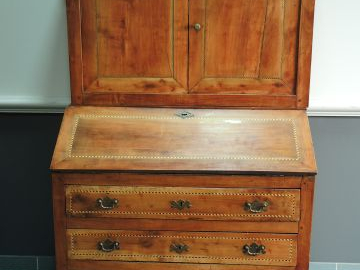 Bureau de pente à gradin XIXe en boit naturel marqueté, ouvrant à troi
