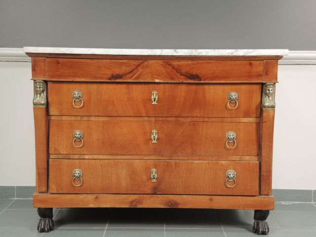 Commode de style Retour d’Egypte en noyer, placage de noyer, dessus ma