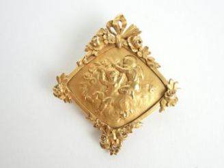 Vente aux enchères Broche en or de style Louis XVI à décor d'amours. Poids : 18 g