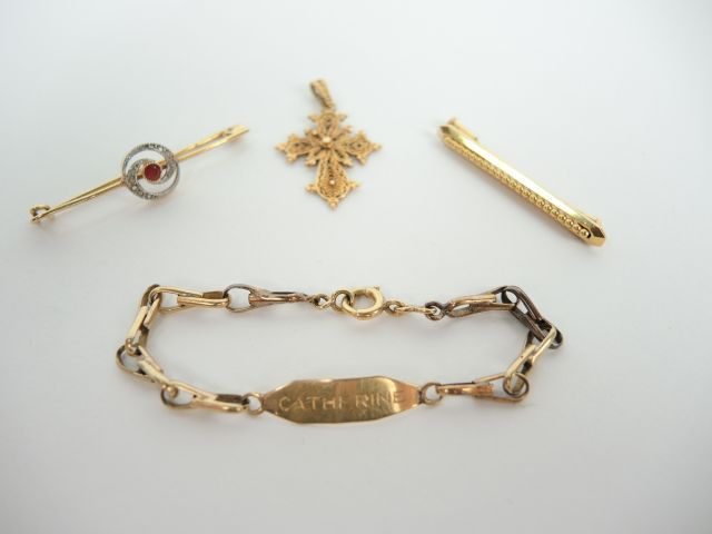 Bracelet gourmette en or, marquée Catherine, croix en or filigranné, d