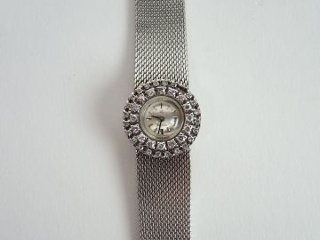 OMEGA. Montre bracelet, maille or blanc semi-rigide, cadran entouré de