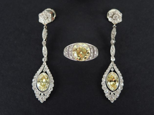 Parure Art Déco comprenant une paire de boucles d’oreilles ornées de d