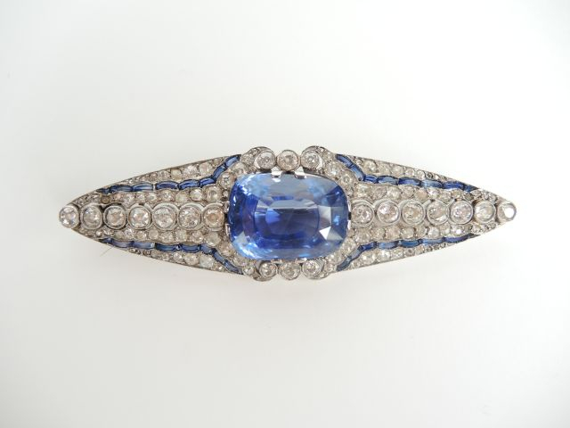 Broche Art Déco, ornée d’un saphir de Ceylan de 36,29 carats environ C