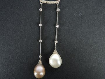 Deux perles fines en forme de goutte, l'une blanc crème, et l'autre gr