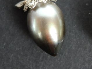 Perle fine grise en forme de goutte demi-percée sur pendentif. 7,2- 7,