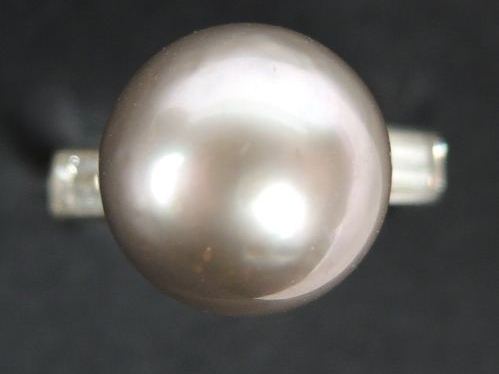 Perle fine grise demi-percée en forme de bouton. 10,8 - 10,8 x 9,9 mm 