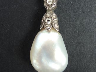 Perle fine blanc crème de forme poire, demi-percée sur pendentif. 7,7 