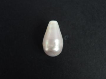 Perle fine blanc crème non percée de forme goutte. 9,8 -  9,8 x 17,0 m
