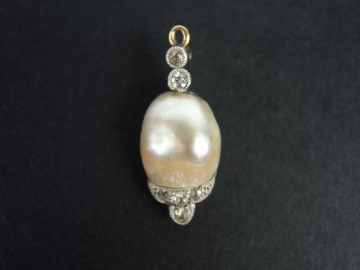 Soufflure de perle fine blanc crème demi-percée de forme baroque sur p