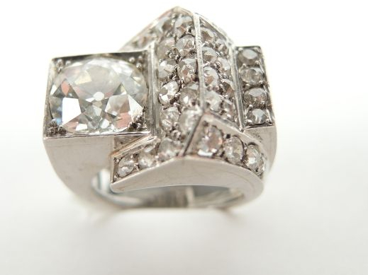 Bague en platine de forme chevalière, sertie d’un diamant taille ancie