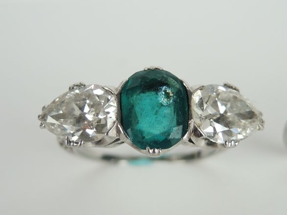 Bague  Art Déco en platine, monture ajourée ornée d’une émeraude taill